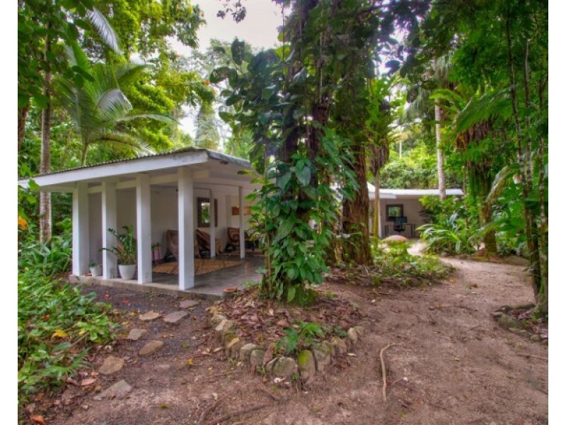 1 Cutten St, Bingil Bay QLD 4852