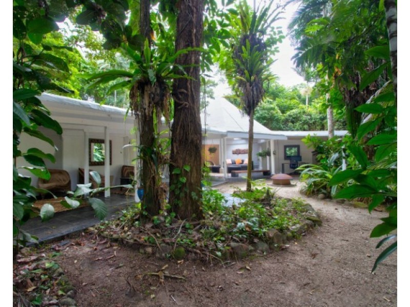 1 Cutten St, Bingil Bay QLD 4852