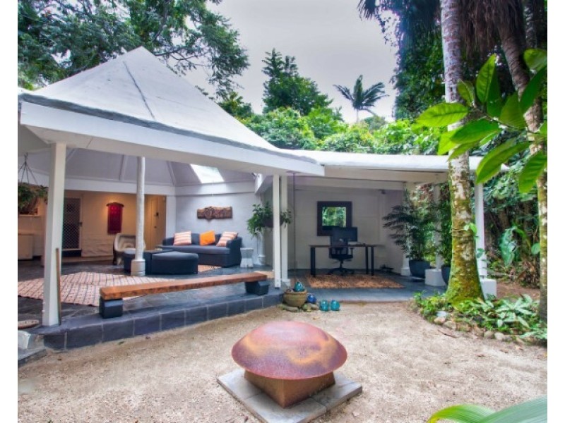 1 Cutten St, Bingil Bay QLD 4852