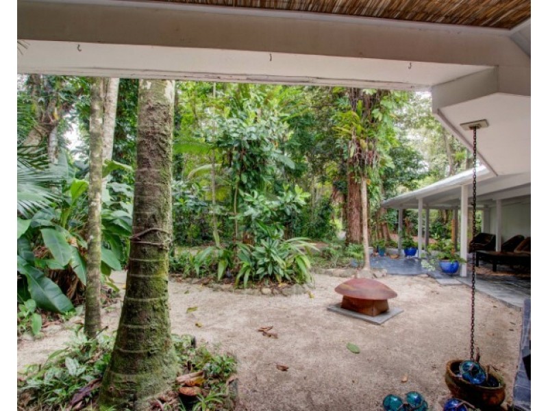 1 Cutten St, Bingil Bay QLD 4852