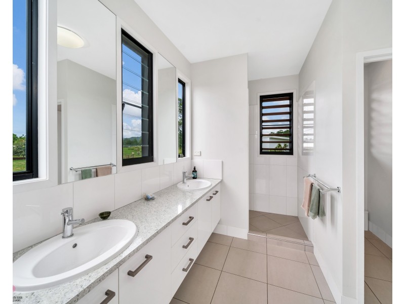 4 Rise Crescent, Mission Beach QLD 4852