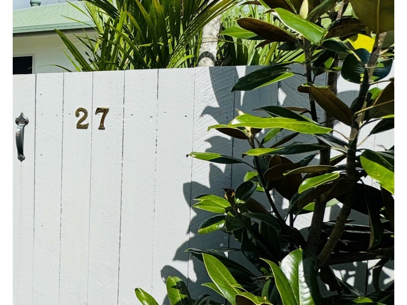 27 Cutten St, Bingil Bay QLD 4852