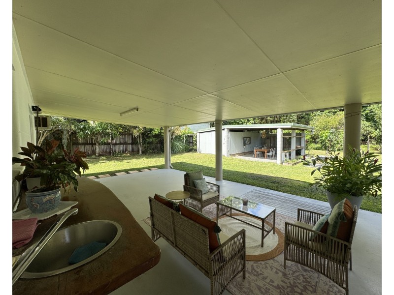 27 Cutten St, Bingil Bay QLD 4852