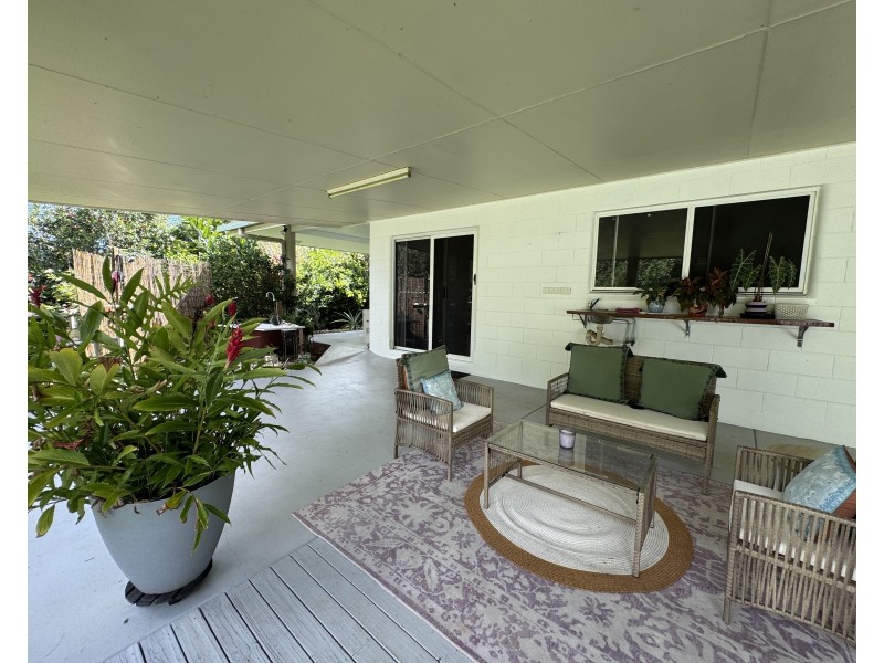 27 Cutten St, Bingil Bay QLD 4852