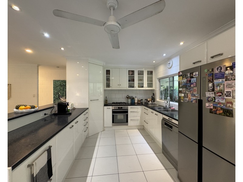 27 Cutten St, Bingil Bay QLD 4852