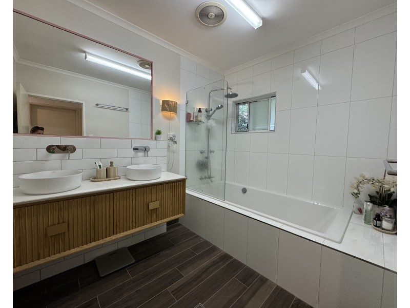 27 Cutten St, Bingil Bay QLD 4852