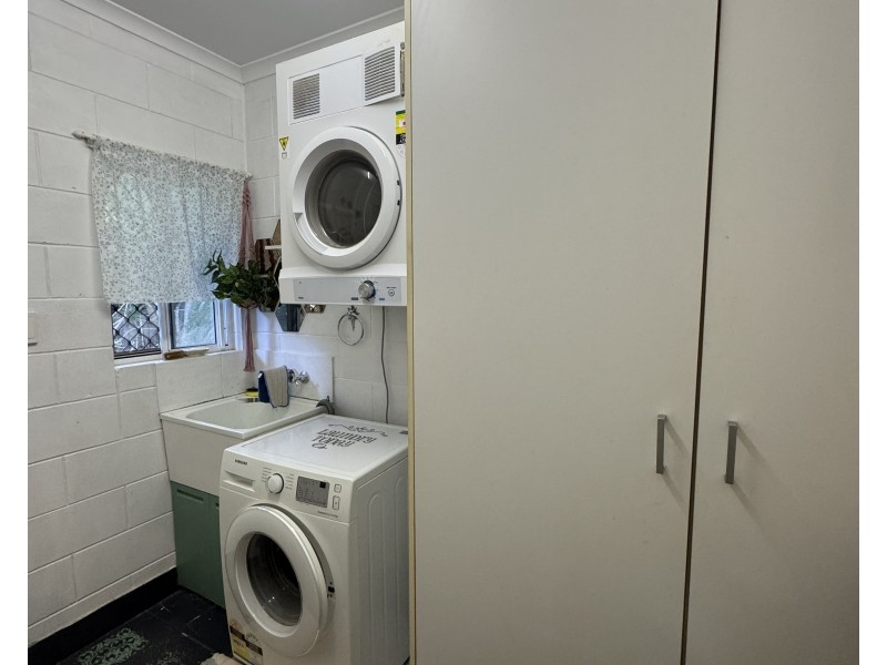 27 Cutten St, Bingil Bay QLD 4852