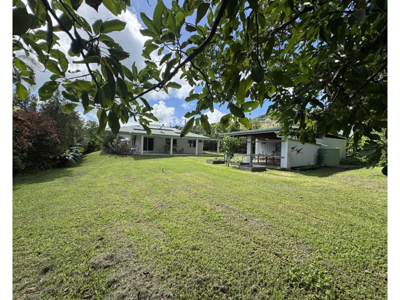 27 Cutten St, Bingil Bay QLD 4852