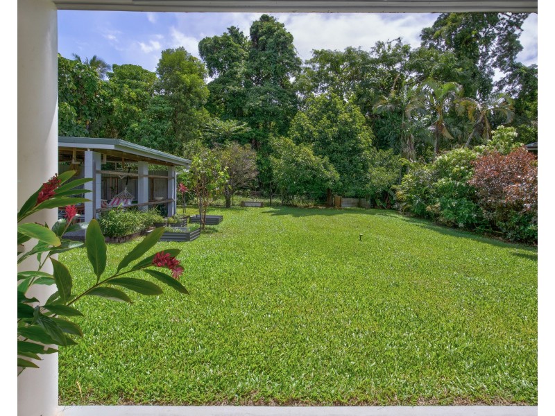 27 Cutten St, Bingil Bay QLD 4852