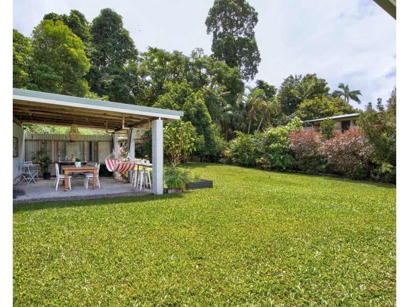 27 Cutten St, Bingil Bay QLD 4852