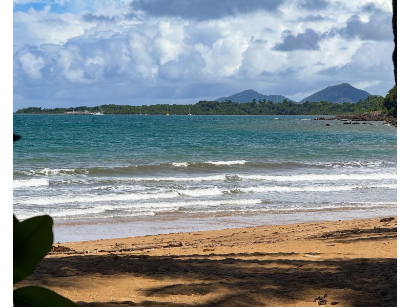 27 Cutten St, Bingil Bay QLD 4852