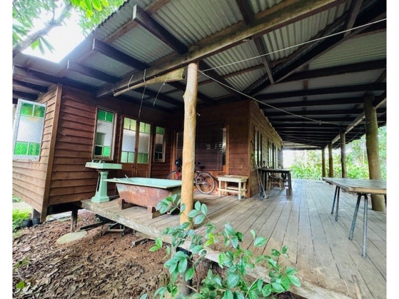22 Cutten St, Bingil Bay QLD 4852