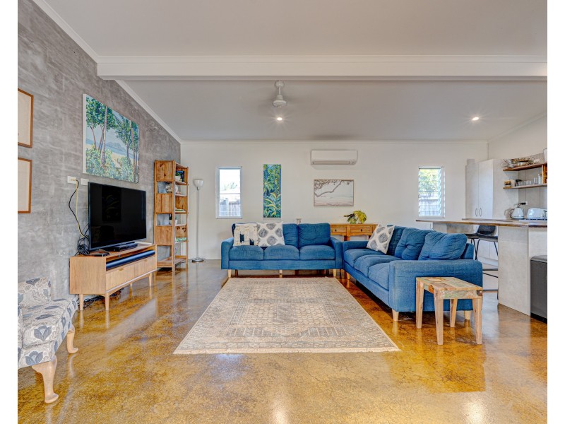 2 Sandpiper Cl, Mission Beach QLD 4852