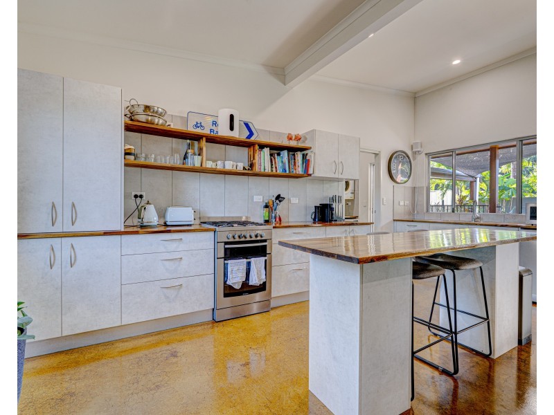 2 Sandpiper Cl, Mission Beach QLD 4852