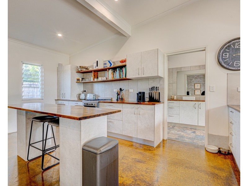 2 Sandpiper Cl, Mission Beach QLD 4852