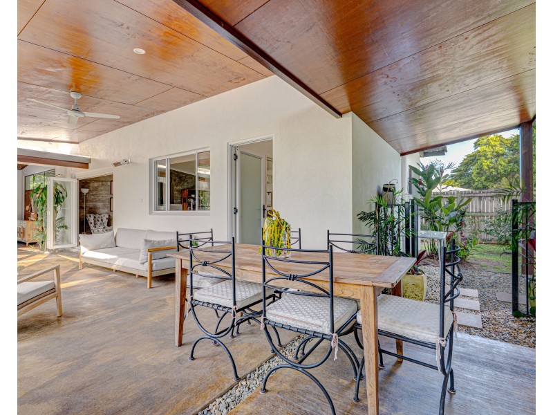 2 Sandpiper Cl, Mission Beach QLD 4852