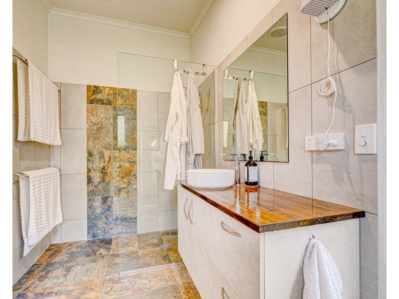 2 Sandpiper Cl, Mission Beach QLD 4852