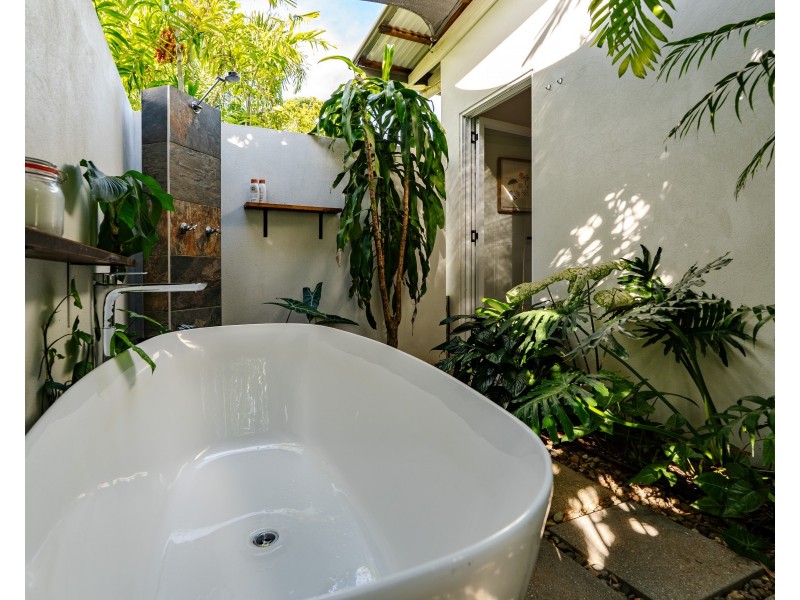 2 Sandpiper Cl, Mission Beach QLD 4852