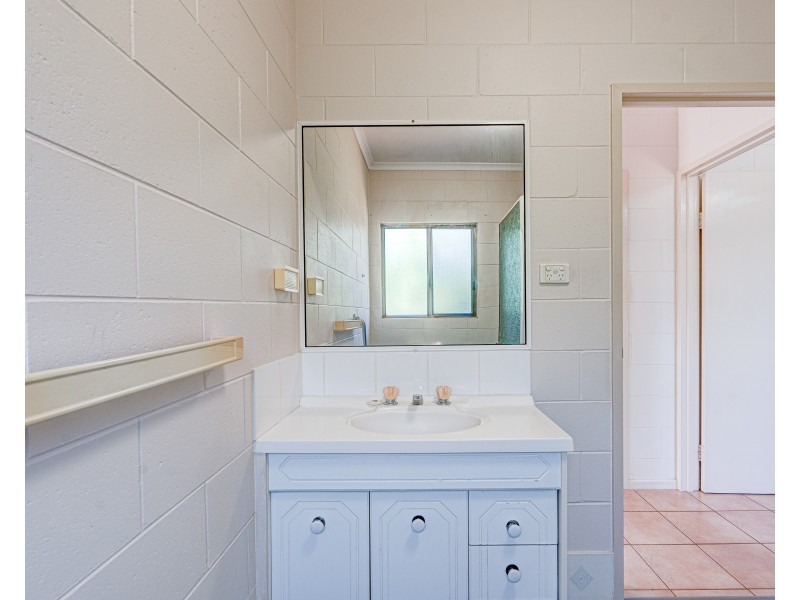 8 Kent Cl, Mission Beach QLD 4852