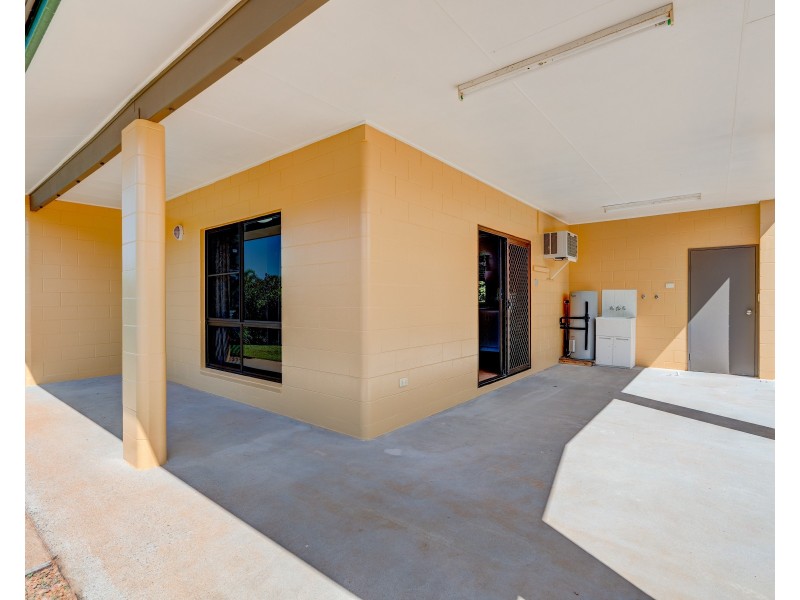 8 Kent Cl, Mission Beach QLD 4852