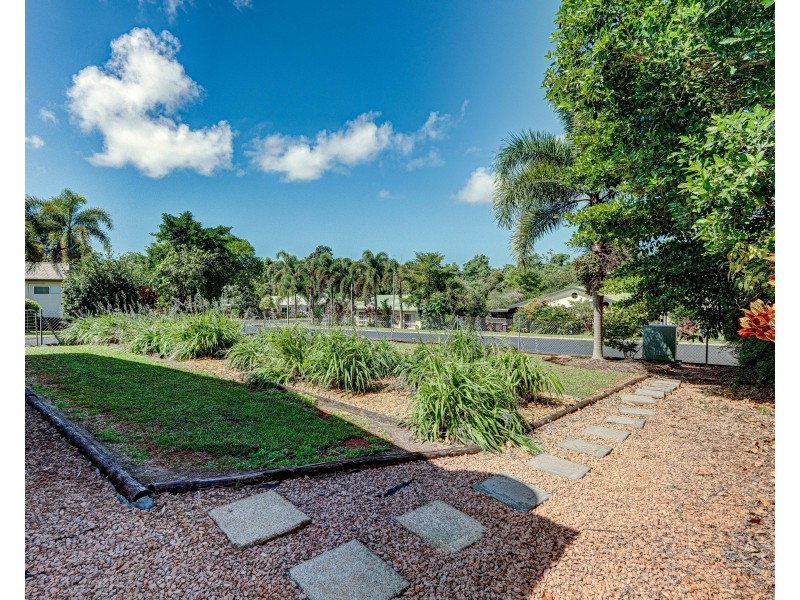 8 Kent Cl, Mission Beach QLD 4852