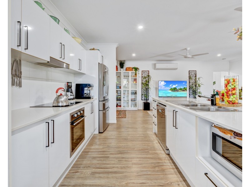 6 Reef St, Wongaling Beach QLD 4852