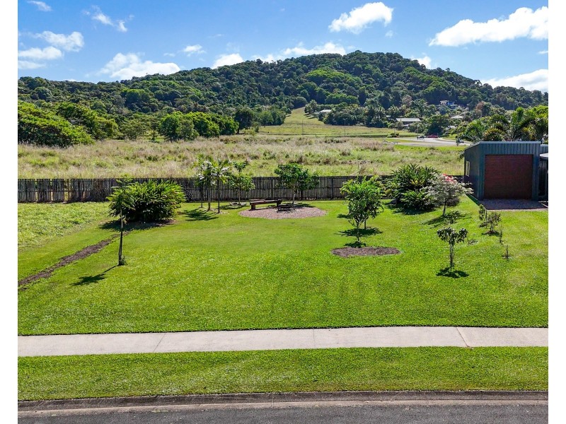 8 Reef St, Wongaling Beach QLD 4852