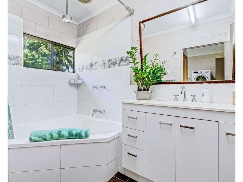 62 Mountain View Cl, Maria Creeks QLD 4855