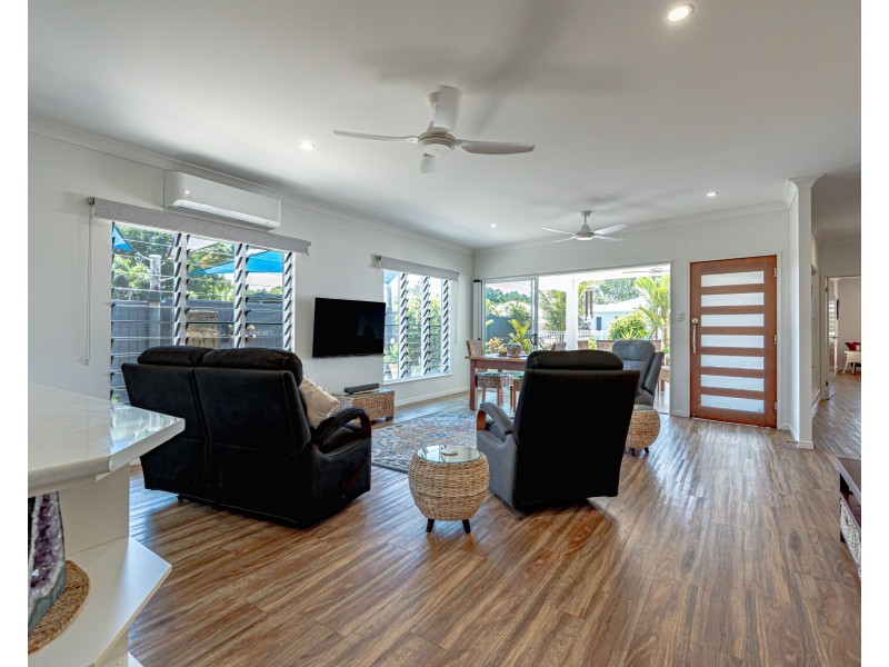 9 Shore St, Wongaling Beach QLD 4852