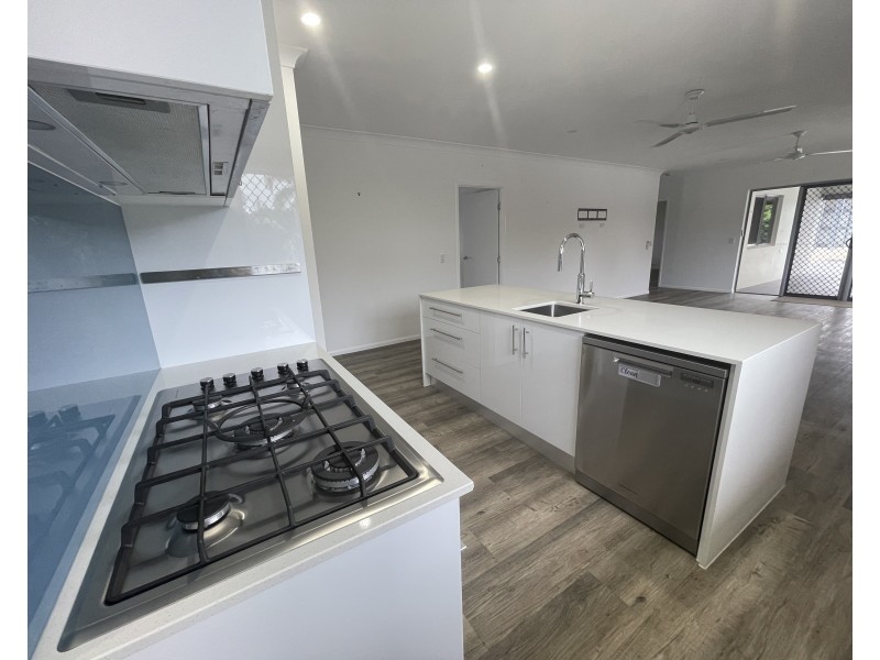 16 Voyager St, South Mission Beach QLD 4852