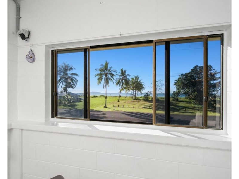 25 Taylor St, Tully Heads QLD 4854