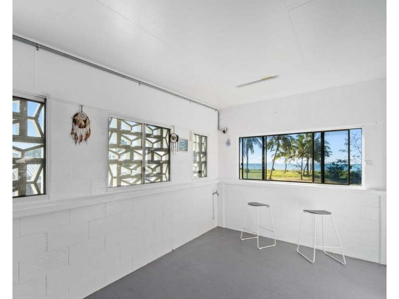 25 Taylor St, Tully Heads QLD 4854