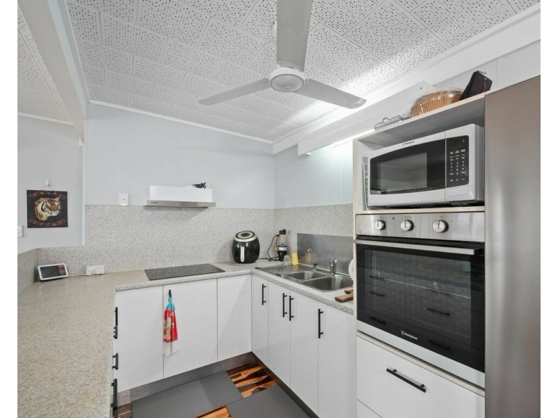 25 Taylor St, Tully Heads QLD 4854