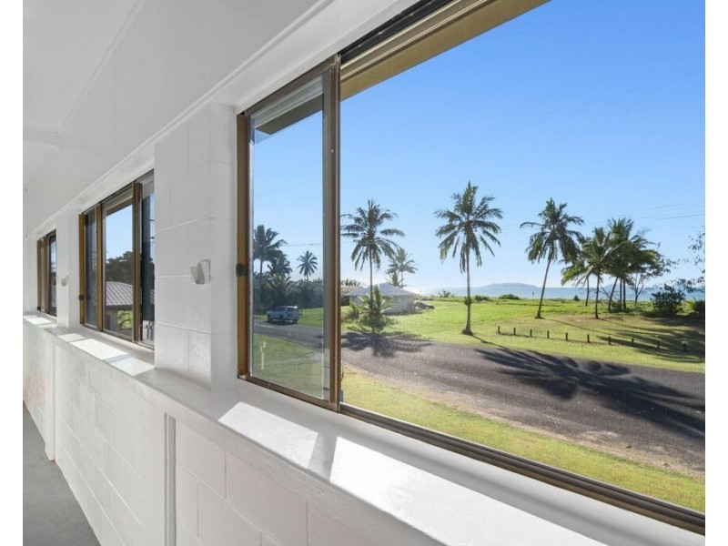 25 Taylor St, Tully Heads QLD 4854