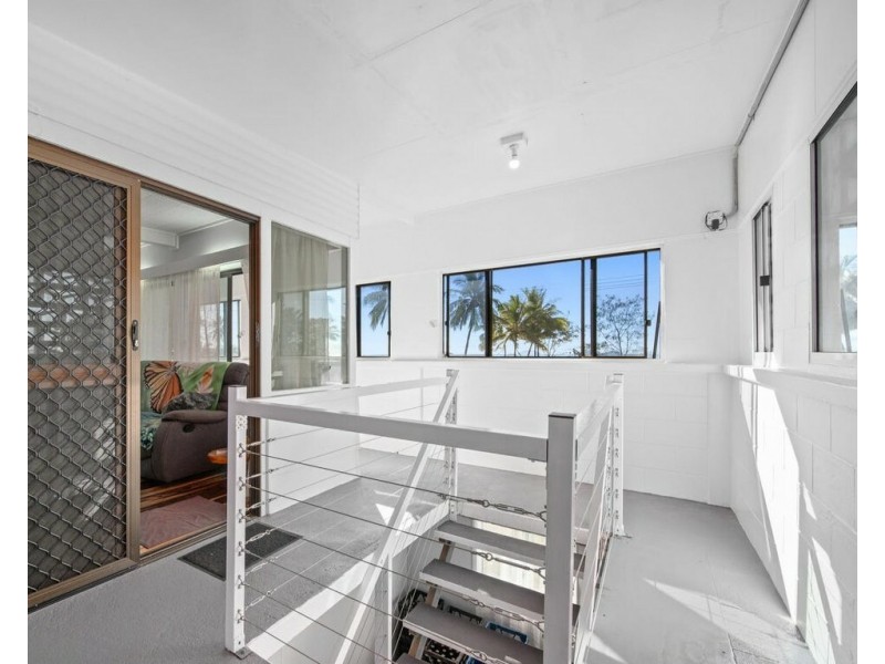 25 Taylor St, Tully Heads QLD 4854