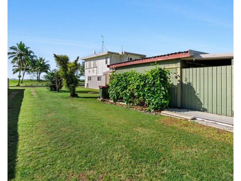 25 Taylor St, Tully Heads QLD 4854