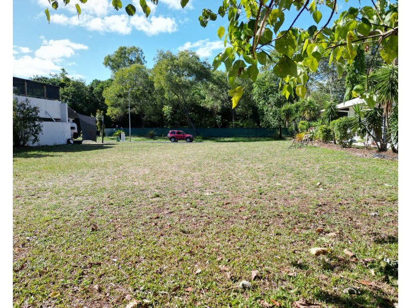 6 Miter St, Mission Beach QLD 4852