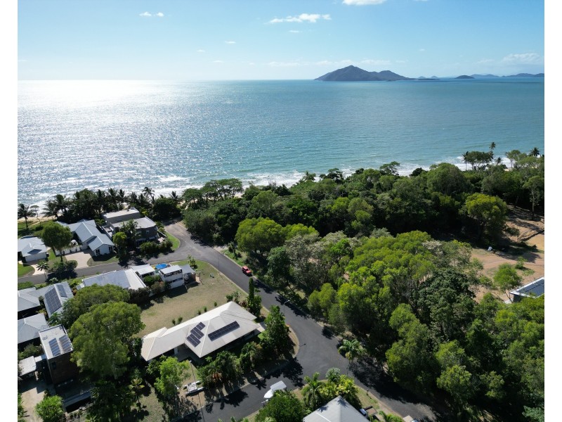6 Miter St, Mission Beach QLD 4852