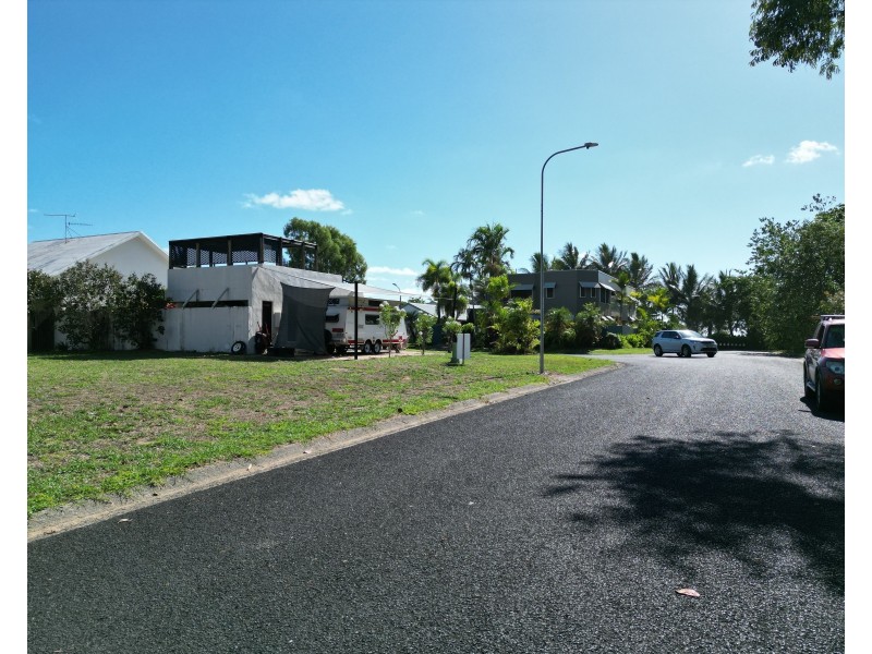 6 Miter St, Mission Beach QLD 4852