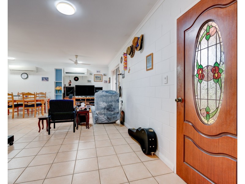25 Kent Cl, Mission Beach QLD 4852