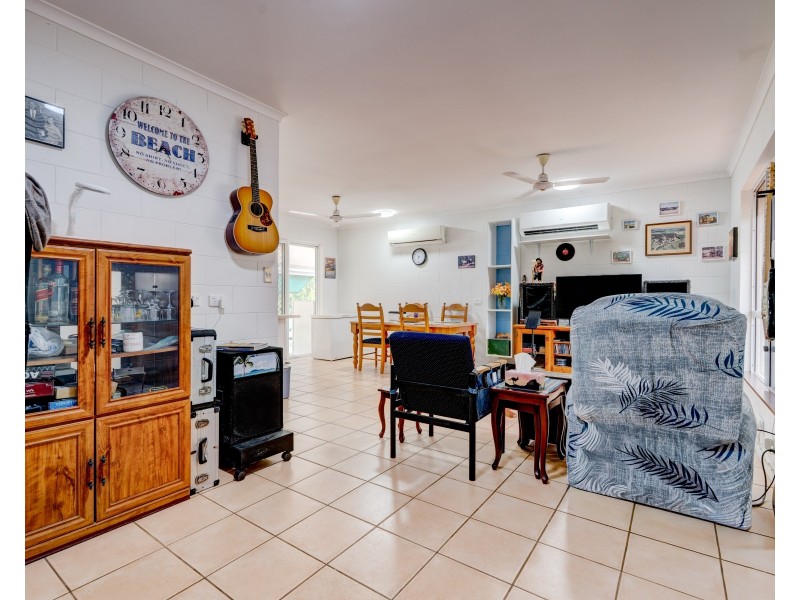 25 Kent Cl, Mission Beach QLD 4852