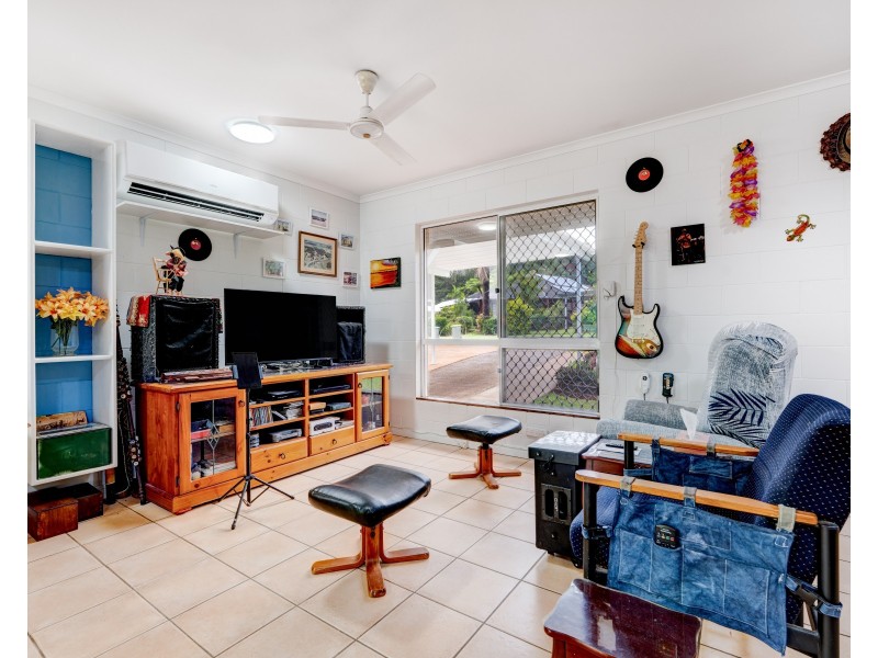 25 Kent Cl, Mission Beach QLD 4852