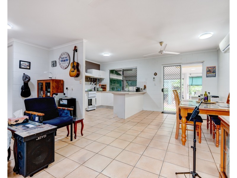 25 Kent Cl, Mission Beach QLD 4852