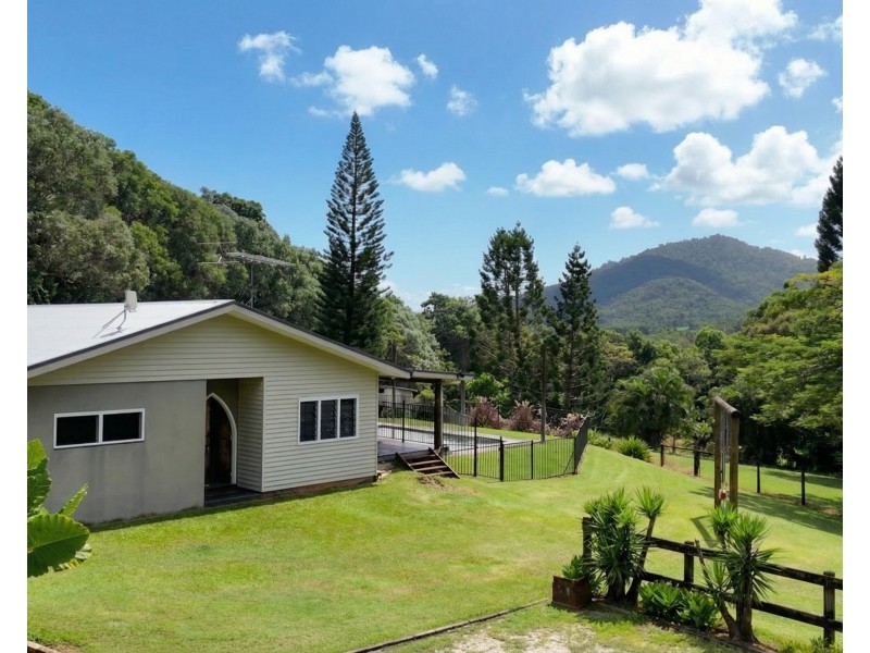 8 North Hull Road, Carmoo QLD 4852