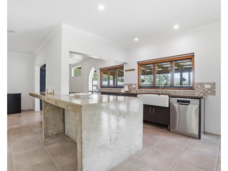 8 North Hull Road, Carmoo QLD 4852