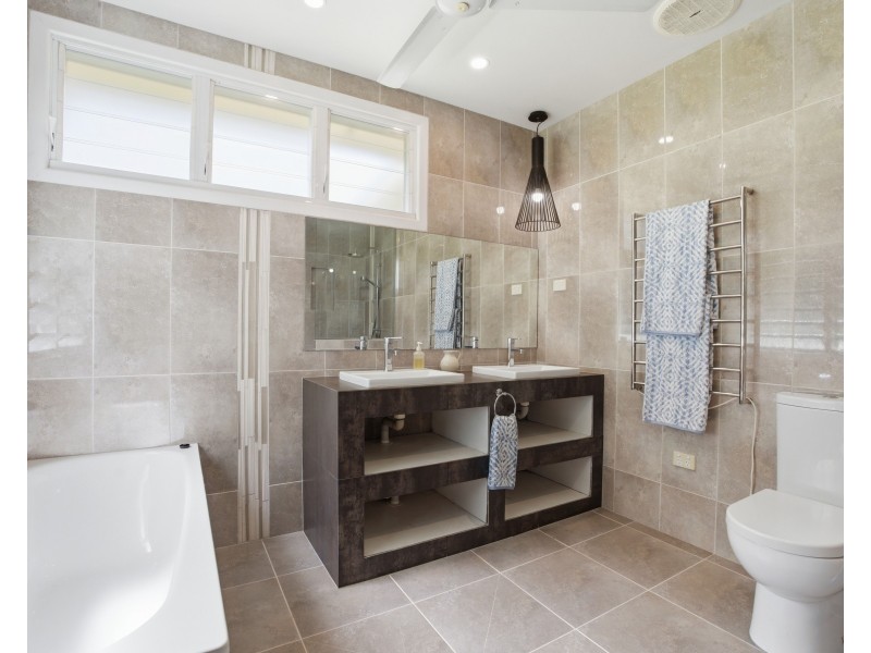 8 North Hull Road, Carmoo QLD 4852