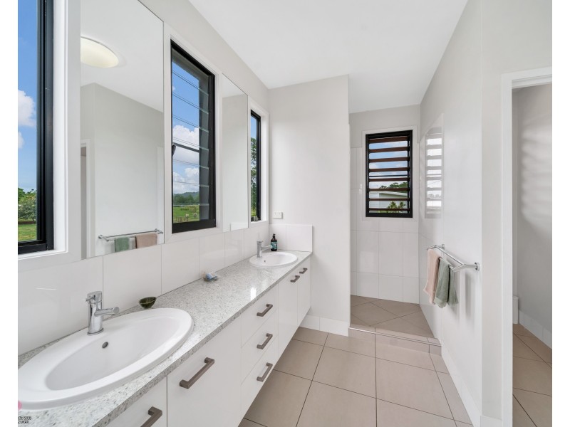 4 Rise Crescent, Mission Beach QLD 4852