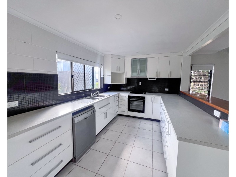 16 Grevillea Street, Tully Heads QLD 4854