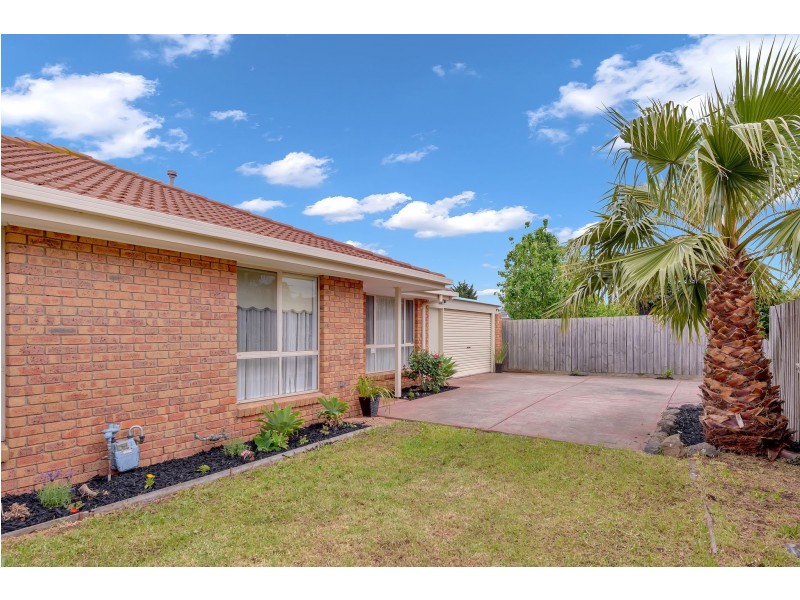 2/19 Wahgunyah Drive, St Albans VIC 3021