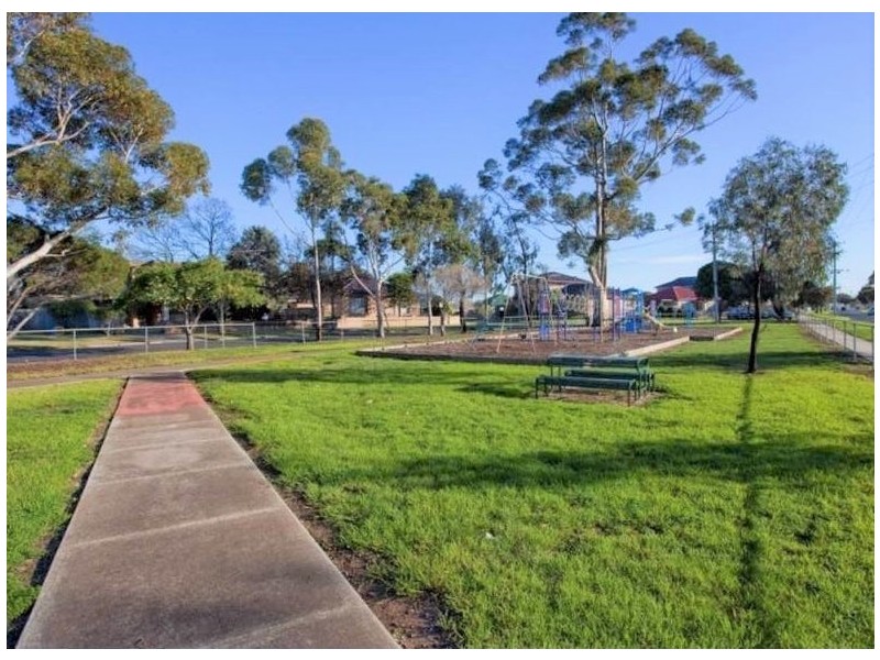 7 West Esplanade, St Albans VIC 3021